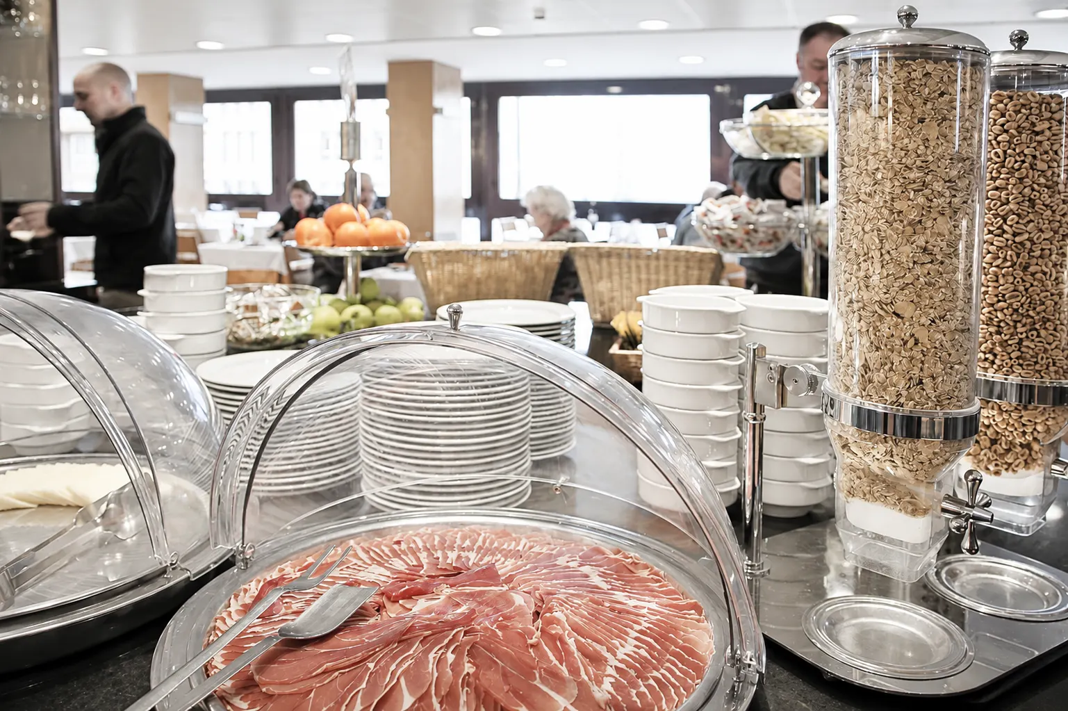 Desayuno buffet con frutas frescas