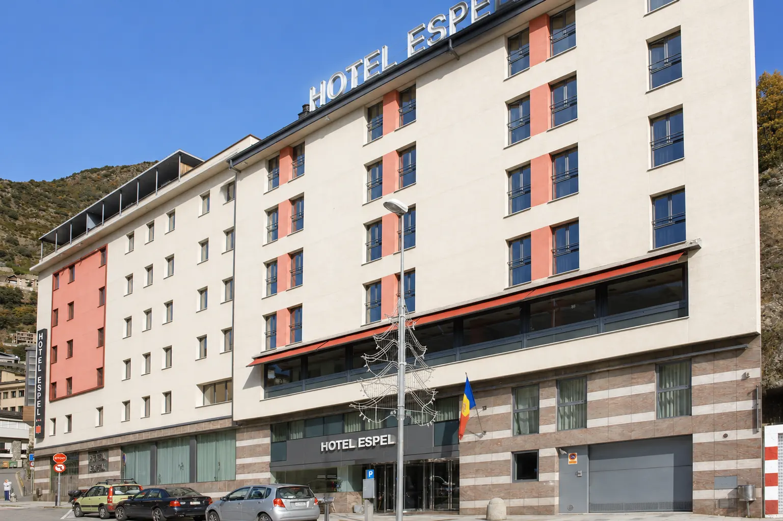 Hotel Espel rodeado por los Pirineos andorranos