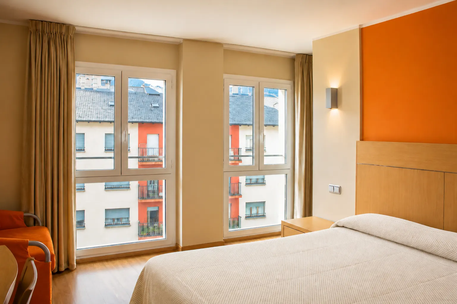 Habitación doble con ventanal y vista al valle