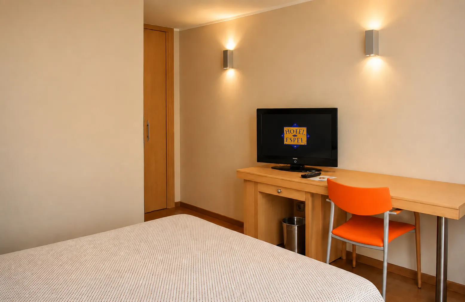 Habitación con TV y escritorio